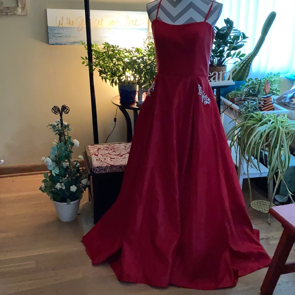 Size 13 beautiful red formal gown great for prom